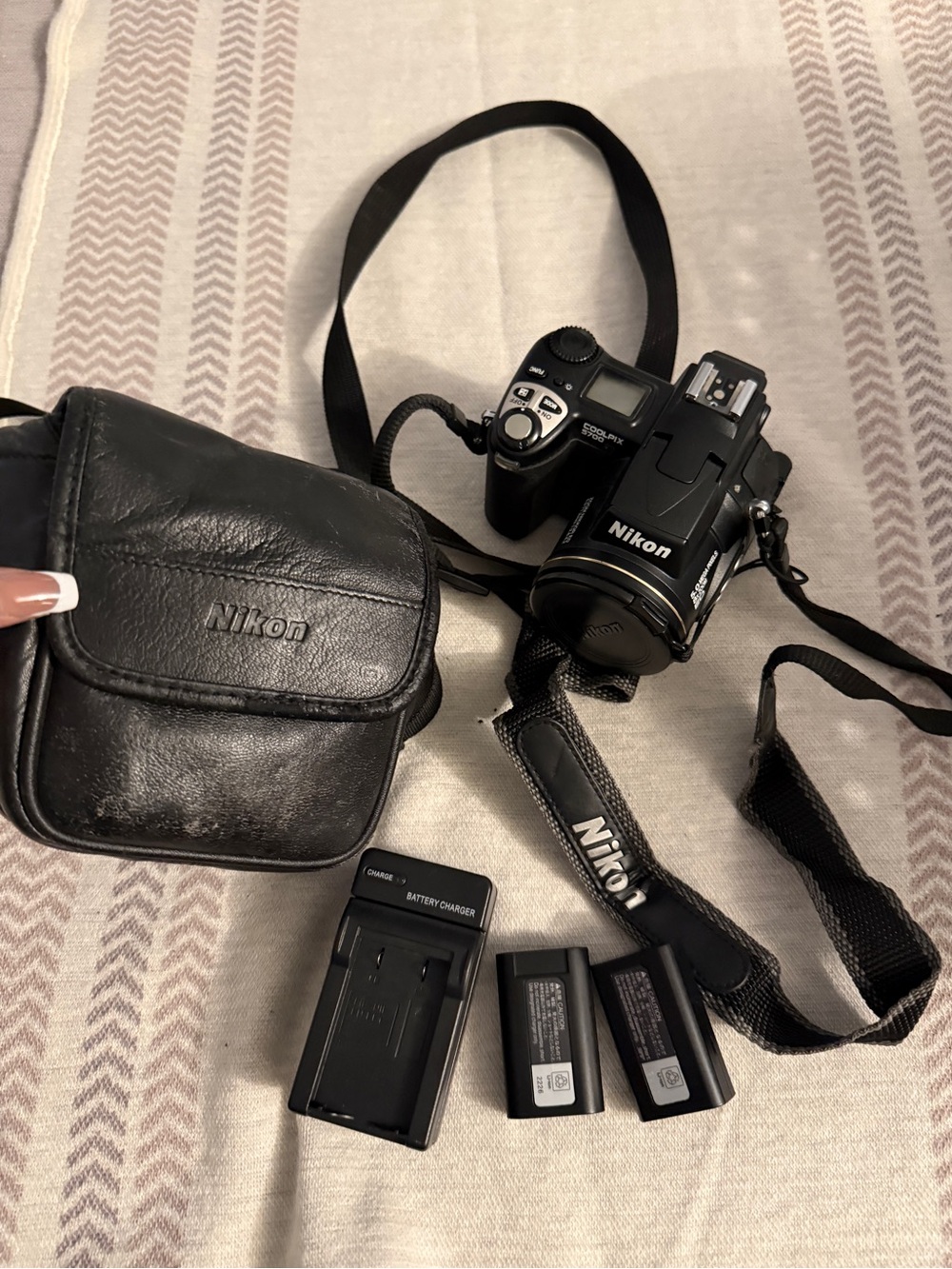 Nikon Coolpix 5700 5 Megapixel Digital Camera Strap Crossbody Bag Case Batteries